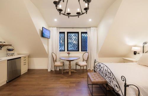 Chico Apartamento | New Tudor Cottage one block from Chico State and downtown with private garage