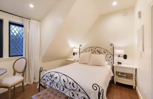 Chico Apartamento | New Tudor Cottage one block from Chico State and downtown with private garage