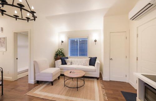 Chico Apartamento | New Tudor Cottage one block from Chico State and downtown with private garage