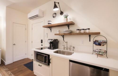 Chico Apartamento | New Tudor Cottage one block from Chico State and downtown with private garage