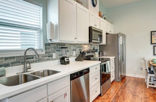Port Aransas Casa | New Turquoise Treehouse Bungalow!