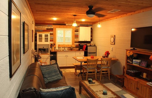 Weatherford Casa | Nuevo, sala de estar, 1 dormitorio 1 baño, suite privada independiente.