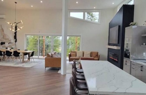 Tobermory Cabaña | New Unique Luxury Home with Private Courtyard! (Brand New Build)