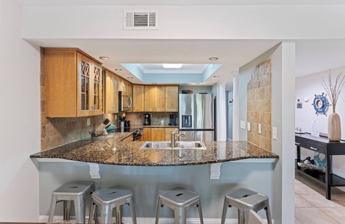 Isle of Palms Condominio | New Updates! Pool Access, Oceanside, Desirable Seagrove Location!