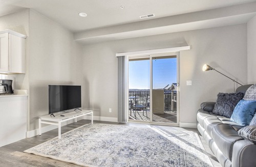 Northeast Colorado Springs Condominio | New Upper Condo-Covered Deck-Pet Friendly