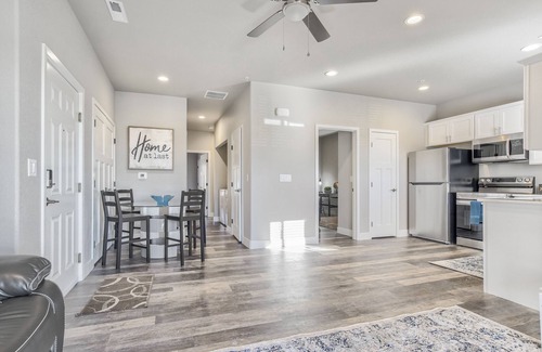 Northeast Colorado Springs Condominio | New Upper Condo-Covered Deck-Pet Friendly