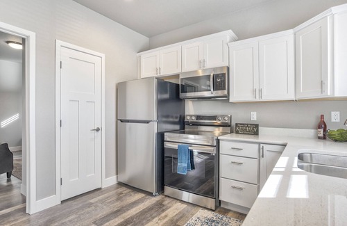 Northeast Colorado Springs Condominio | New Upper Condo-Covered Deck-Pet Friendly
