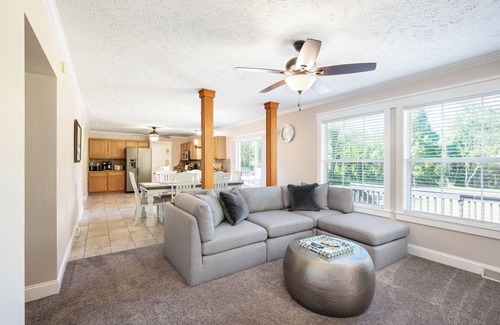 Leicester Casa | New Vacation Rental-Charming Mountain Home on 2 acres-20 mins to Downtown AVL