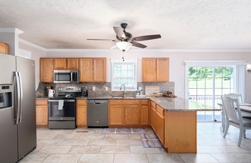 Leicester Casa | New Vacation Rental-Charming Mountain Home on 2 acres-20 mins to Downtown AVL