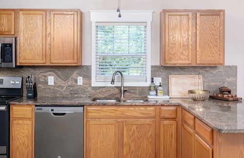 Leicester Casa | New Vacation Rental-Charming Mountain Home on 2 acres-20 mins to Downtown AVL