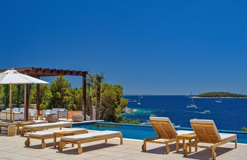 Hvar Villa | New Villa/Amazing sea views/close to City and Beach/Heated pool/Sauna/Gym