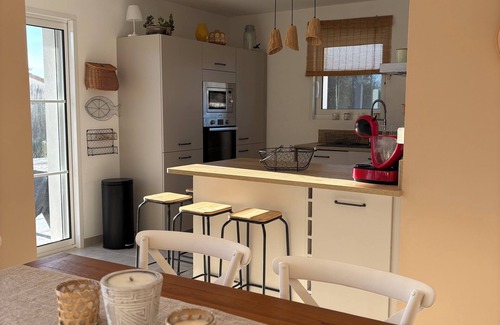 Saint-Palais-sur-Mer Casa | New villa with heated pool, sleeps 10, quiet area in St Palais