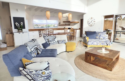 Leon Villa | NEW ! Villa HELIOSEA * Heated Pool * Air conditioning * Jacuzzi * French Balls