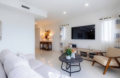 Central Fort Lauderdale Villa | New Villa Palmera - 5BR Home for big Families - Near Florida Keys