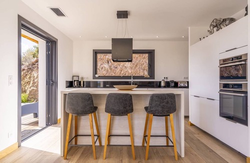 Porto-Vecchio Casa | NUEVA villa de 4 dormitorios con piscina climatizada VISTA AL MAR Y LA MONTAÑA