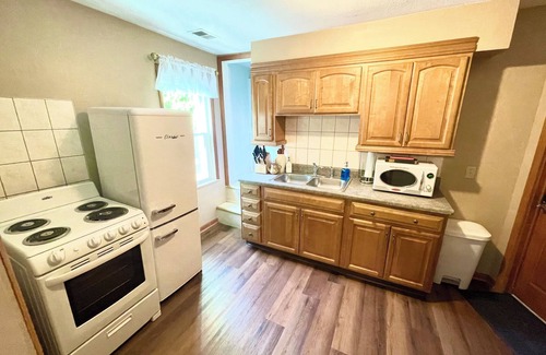 Erie County Apartamento | NEW: Vintage, Mid-Century Suite above Antique Store