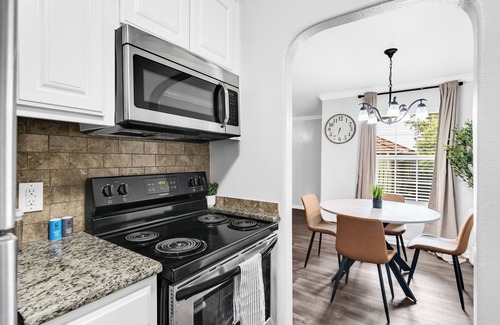 South Arlington Apartamento | AT&T Stadium, 2-bedroom/2-bath apartment in the heart of Arlington w/ parking