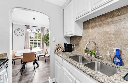 South Arlington Apartamento | AT&T Stadium, 2-bedroom/2-bath apartment in the heart of Arlington w/ parking
