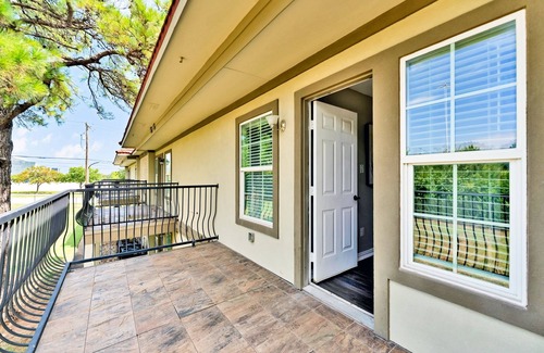 South Arlington Apartamento | AT&T Stadium, 2-bedroom/2-bath apartment in the heart of Arlington w/ parking
