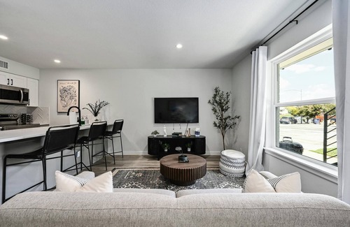 Barton Hills Casa | NEW! Walk to Zilker & Barton Springs! King Bed!