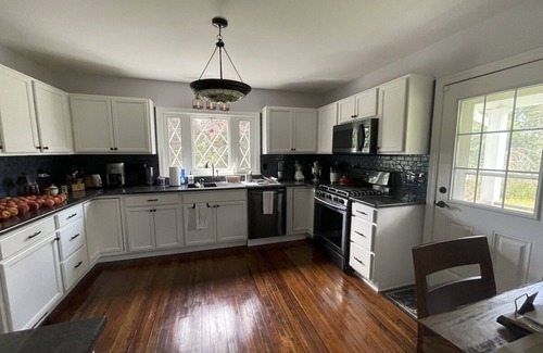 Mount Pocono Cabaña | NEW~Warm, Modern 3BR Lodge/Cabin w/ Wood-Burn Fireplace