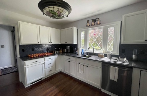 Mount Pocono Cabaña | NEW~Warm, Modern 3BR Lodge/Cabin w/ Wood-Burn Fireplace