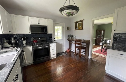 Mount Pocono Cabaña | NEW~Warm, Modern 3BR Lodge/Cabin w/ Wood-Burn Fireplace