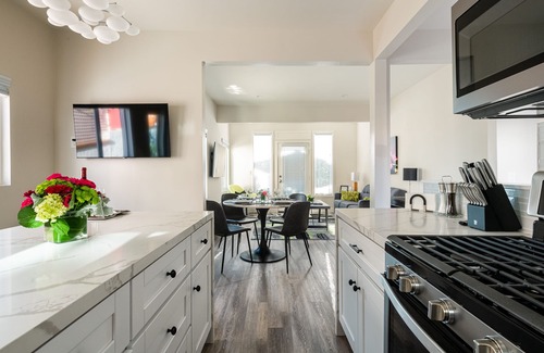 Middletown Villa | NEW WATER VIEW FAMILY VILLA AC DECK HOTTUB FIREPIT BBQ BACKYARD ONSITE PARKING!!