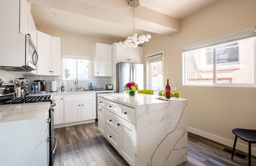 Middletown Villa | NEW WATER VIEW FAMILY VILLA AC DECK HOTTUB FIREPIT BBQ BACKYARD ONSITE PARKING!!