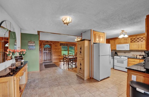 Long Pond Casa | NEW- Wild Fox Retreat: Lake Front, Hot Tub, Sauna, Game Room
