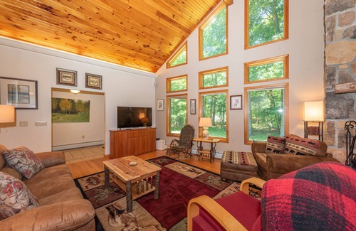 North Glade Hills Casa | New! Wooded Kingdom: Lake Access, Hot Tub!