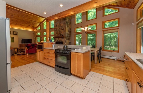 North Glade Hills Casa | New! Wooded Kingdom: Lake Access, Hot Tub!