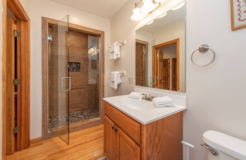 North Glade Hills Casa | New! Wooded Kingdom: Lake Access, Hot Tub!