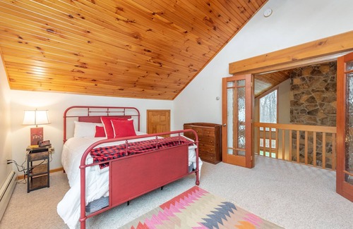 North Glade Hills Casa | New! Wooded Kingdom: Lake Access, Hot Tub!