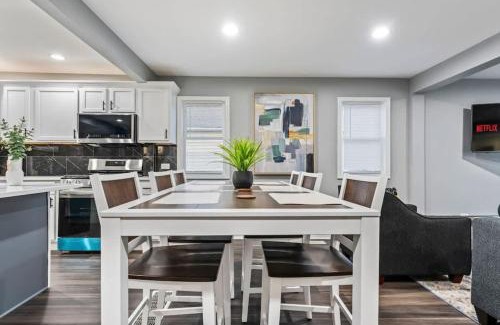 Gages Lake Casa | New year fun-Near Lake Navy Hot Tub King Bed