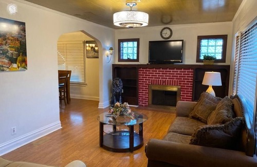 North Chicago Casa | New Your Home Away From Home! - Near Great Lakes Naval Base!!