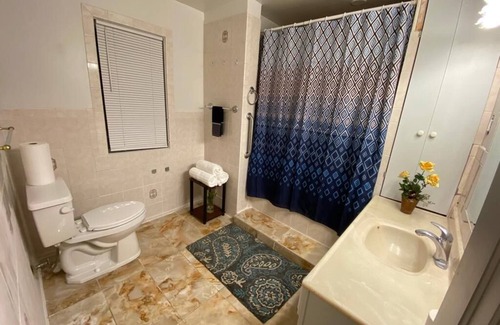 North Chicago Casa | New Your Home Away From Home! - Near Great Lakes Naval Base!!