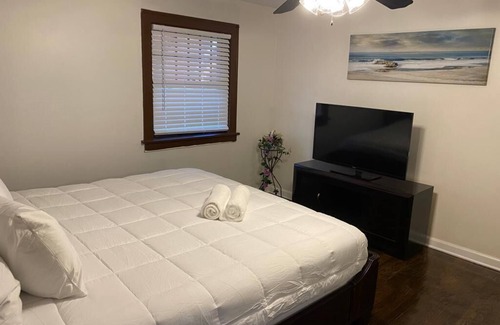 North Chicago Casa | New Your Home Away From Home! - Near Great Lakes Naval Base!!