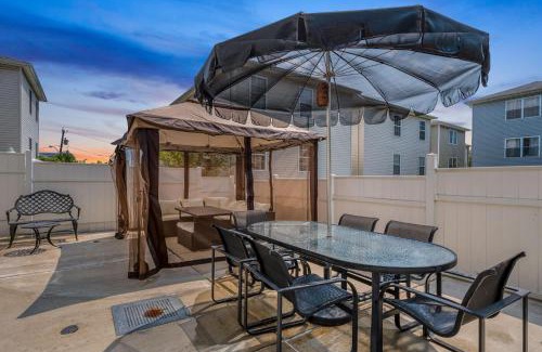 Newark Casa | Newark Gem Ruby 3BR, 3BA - Sleeps 14 - Walk to Prudential Center and Newark Penn Station, Near EWR and American Dream Mall, includes Parking - WiFi - Laundry - Backyard - Gym