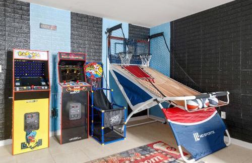 Newark Casa | Newark Gem Ruby 3BR, 3BA - Sleeps 14 - Walk to Prudential Center and Newark Penn Station, Near EWR and American Dream Mall, includes Parking - WiFi - Laundry - Backyard - Gym