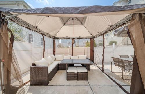Newark Casa | Newark Gem Ruby 3BR, 3BA - Sleeps 14 - Walk to Prudential Center and Newark Penn Station, Near EWR and American Dream Mall, includes Parking - WiFi - Laundry - Backyard - Gym