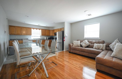 Newark Hotel | Newark Liberty Gem Brick House Apt 3