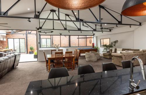 Newcastle West Casa | Newcastle CBD Penthouse, Spa & Entertainment