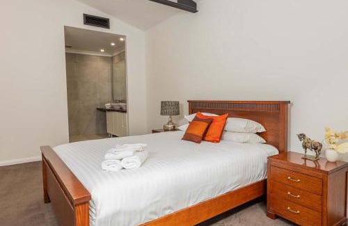 Newcastle West Casa | Newcastle Penthouse - Sleeps 10