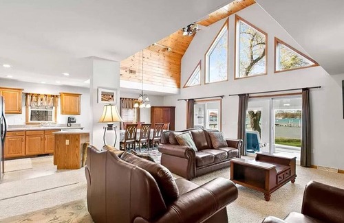 Anchorville Casa | Newer Cottage on the Lake, ample space for boats