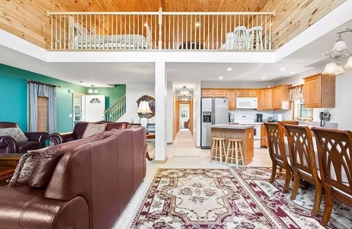 Anchorville Casa | Newer Cottage on the Lake, ample space for boats