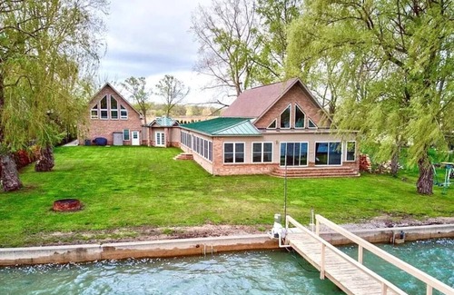 Anchorville Casa | Newer Cottage on the Lake, ample space for boats