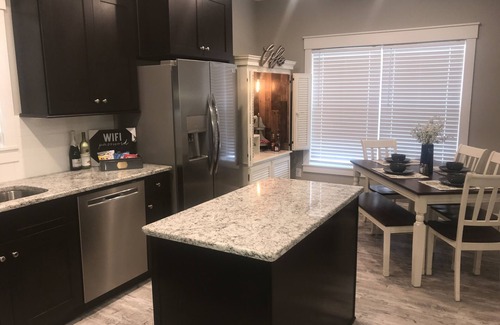 Hendersonville Casa | Nueva casa en el histórico Hendersonville. ¡Cerca de Asheville y Blue Ridge Parkway!
