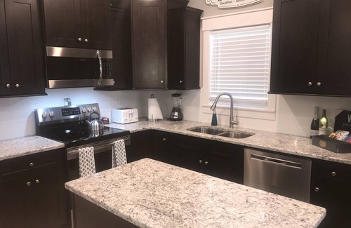 Hendersonville Casa | Nueva casa en el histórico Hendersonville. ¡Cerca de Asheville y Blue Ridge Parkway!