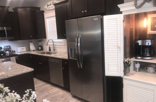Hendersonville Casa | Nueva casa en el histórico Hendersonville. ¡Cerca de Asheville y Blue Ridge Parkway!